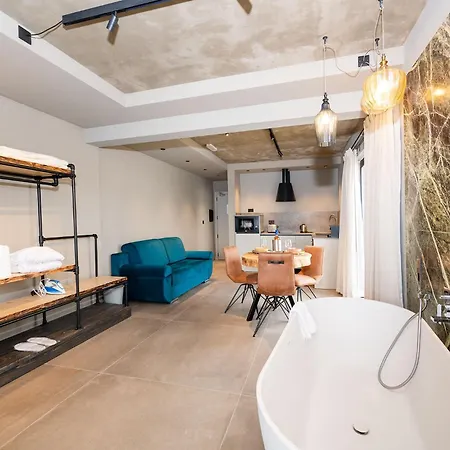 Del Mar Court 公寓
